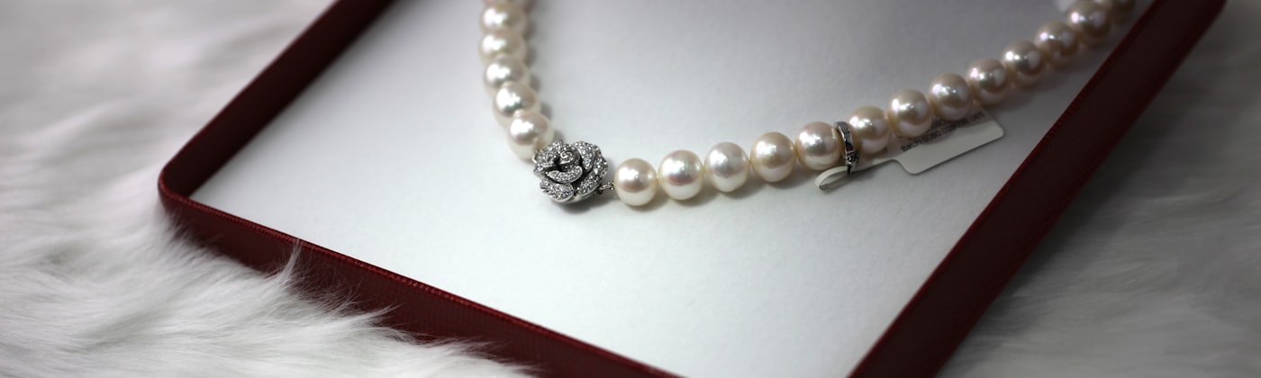 Pearl necklace presented in a premium jewellery gift box with packaging