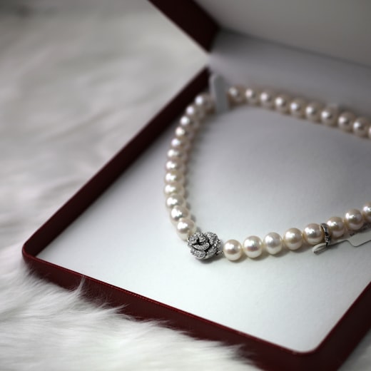 Pearl necklace presented in a certified jewellery presentation box
